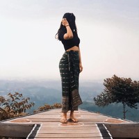 Karen tampaknya menyukai baju tradisional. Dalam foto berikut ia mengenakan kain sebagai rok untuk dipadankan dengan kaus crop top. Foto: Instagram @karbearv