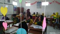 Suasana belajar di madrasah Miftahul Akhlaqiyah. 