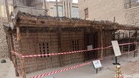 Begitu masuk ke museum ini, wisatawan akan dibawa ke area outdoor. Kawasan ini adalah gambaran pemukiman masyarakat Dubai di masa lalu. Rumah dari pelepah pisang dan sumur jadi wajah tradisional dari emirati. (Bonauli/detikcom)