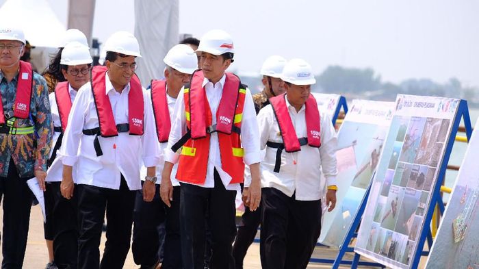 Foto: Presiden Jokowi meninjau proyek Pelabuhan Patimban didampingi Menhub Budi Karya Sumadi (Andhika-detikcom) Foto: Presiden Jokowi meninjau proyek Pelabuhan Patimban didampingi Menhub Budi Karya Sumadi (Andhika-detikcom)