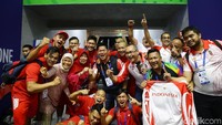 Timnas Polo Air Indonesia putra melakukan perayaan usai menyegel medali emas SEA Games 2019.