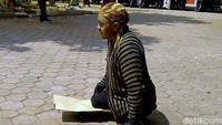 Tak berlebihan jika perjalanan hidup Hikmat dijadikan inspirasi. Hikmat menjadi salah satu bukti bahwa dengan kondisi keterbatasan fisik tak lantas menghambat diri untuk berkarya.