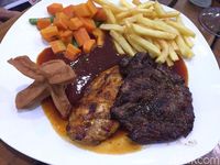 Karniv.012: Puas Makan Rib Eye Steak Berbalur Bumbu Kopi dan Saus Mentega