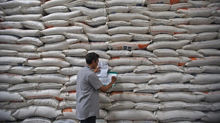 Pekerja memikul karung beras di Gudang Bulog Sub Divisi Regional Serang di Serang, Banten, Jumat (29/11/2019). Stok beras di Gudang Bulog setempat saat ini mencapai 98 ribu ton, untuk tingkat konsumsi normal memenuhi kebutuhan selama 8 bulan kedepan. ANTARA FOTO/Asep Fathulrahman/ama.