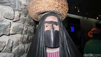 Melewati diorama perempuan-perempuan Arab, mereka semua berpakaian panjang dengan penutup wajah atau topeng. Topeng ini digunakan untuk melindungi wanita saat itu. (Bonauli/detikcom)