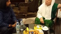 Meski tampak sangar, Master Limbad termasuk orang yang religius lho. Ini momennya kala bersilaturahmi dengan ulama. Ia pu disuguhi aneka makanan seperti pisang dan gorengan. Foto: Instagram @limbadindonesia