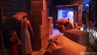 Remang lampu berwarna violet mulai nampak. Dari sini tampak kehidupan nelayan yang dilalui warga emirati saat itu. Diorama ini didukung dengan audio air dan perbincangan para nelayan. (Bonauli/detikcom)