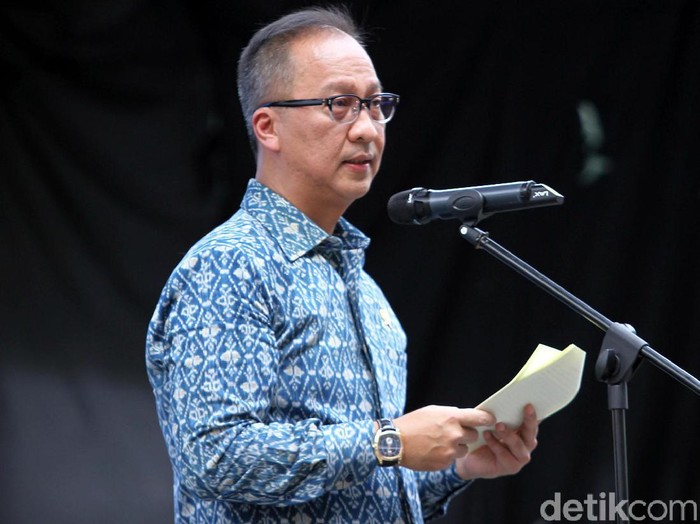 Menperin Agus Gumiwang Kartasasmita membuka pameran IIMS Motobike Expo 2019 di Istora Senayan, Jakarta, Jumat (29/11/2019).