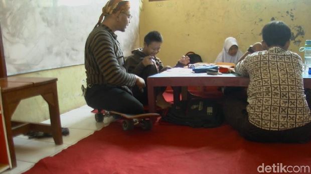 Cerita di Balik Skateboard Guru Difabel di Batang