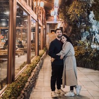 Coat tebal warna coklat muda tersebut terlihat simple. Namun harga mantel tersebut fantastis.  Foto: dok. Instagram