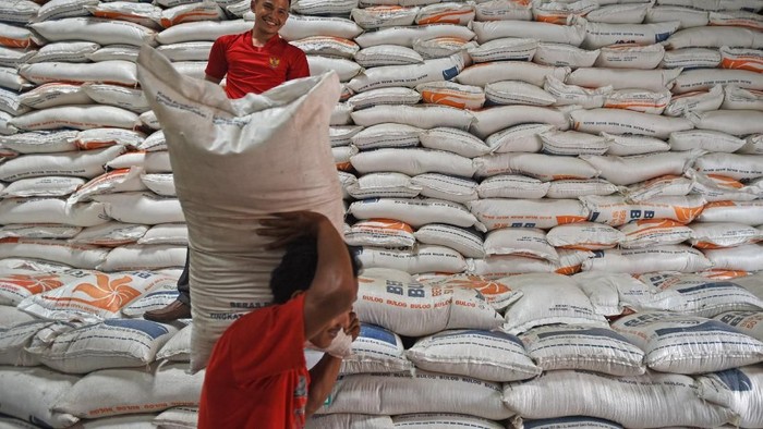 Pekerja memikul karung beras di Gudang Bulog Sub Divisi Regional Serang di Serang, Banten, Jumat (29/11/2019). Stok beras di Gudang Bulog setempat saat ini mencapai 98 ribu ton, untuk tingkat konsumsi normal memenuhi kebutuhan selama 8 bulan kedepan. ANTARA FOTO/Asep Fathulrahman/ama.