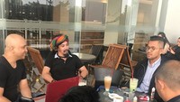 Berbeda dengan momen meetingnya kali ini yang dilakukan di sebuah kafe. Tampak Master Limbad sudah siap dengan segelas kopinya. Foto: Instagram @limbadindonesia