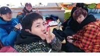 Sedang break dari jadwal mereka, member Day 6 pergi makan ke salah restoran cepat saji. Foto: Instagram @day6kilogram