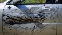 Daripada nangis melihat bodi mobil rusak karena menabrak mobil lain, pria ini memilih menggunakan spidol untuk menggambar pegunungan di bodi yang cacat, hasilnya cukup mengagumkan kan, tidak terlihat lagi bekas tabrakan. (Boredpanda)