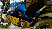 Dalam pantauan detikcom, bagian motor Byson ini ditambah satu roda pada bagian belakangnya. Sehingga menjadi motor roda tiga. Dibuat sedemikian rupa, kedua roda di belakang diletakan sejajar  dan proposional, yang salah satu rodanya terdapat  gear yang terhubung dengan rantai depanya. Dua roda di belakang ini juga yang menahan sepeda motor agar tidak goyang atau miring saat dirinya akan naik  motor. Foto: Robby Bernardi/detik.com