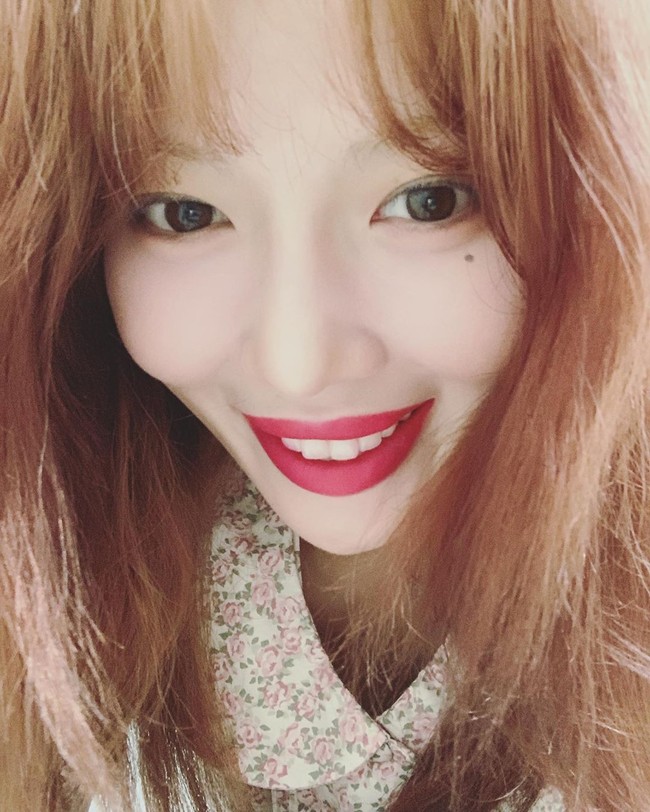 Seiring berjalannnya waktu, aku debut dan tumbuh menjadi dewasa, aku sadar aku perlu bertanggung jawab untuk perbuatanku tanpa membuat kesalahan dan bahwa aku adalah orang terpilih jadi aku berlari dengan keserakahan. Aku bahkan tidak tahu aku sedang sakit. Tapi karena aku dikelilingi orang-orang baik dan fansku, aku pikir aku baik-baik saja. Aku menyampingkannya, menyangkalnya, lalu aku sadar ketika aku sudah di rumah sakit pada 2016, tulisnya. (Foto: Instagram @hyuna_aa)