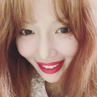 Seiring berjalannnya waktu, aku debut dan tumbuh menjadi dewasa, aku sadar aku perlu bertanggung jawab untuk perbuatanku tanpa membuat kesalahan dan bahwa aku adalah orang terpilih jadi aku berlari dengan keserakahan. Aku bahkan tidak tahu aku sedang sakit. Tapi karena aku dikelilingi orang-orang baik dan fansku, aku pikir aku baik-baik saja. Aku menyampingkannya, menyangkalnya, lalu aku sadar ketika aku sudah di rumah sakit pada 2016, tulisnya. (Foto: Instagram @hyuna_aa)