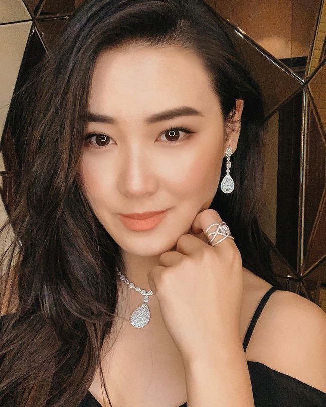 Tapi untuk pesta tampaknya Karen akan memilih gaya yang lebih spesial. Dalam sebuah unggahan, ia pun terlihat mengaplikasi perhiasan mewah. Foto: Instagram @karbearv