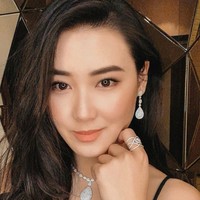 Tapi untuk pesta tampaknya Karen akan memilih gaya yang lebih spesial. Dalam sebuah unggahan, ia pun terlihat mengaplikasi perhiasan mewah. Foto: Instagram @karbearv