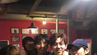 Merayakan hari jadi mereka yang ke-6, seluruh member Day 6 berpose dengan kue yang cantik. Foto: Instagram @day6kilogram
