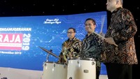 Hadir Chairman MIS Group Tedy Agustiansjah (kanan), Chief Executive Officer Multi Inti Digital Bisnis (MDB) Subhan Novianda (tengah) dan Sekretaris Kementerian Koperasi dan Usaha Kecil dan Menengah Republik Indonesia Prof. Dr. Rully Indrawan (kiri), menabuh drum usai membuka Malam Penganugerahan PRAJA 2019 di Hotel Sultan, Jakarta Pusat. Foto: dok. MIS Group