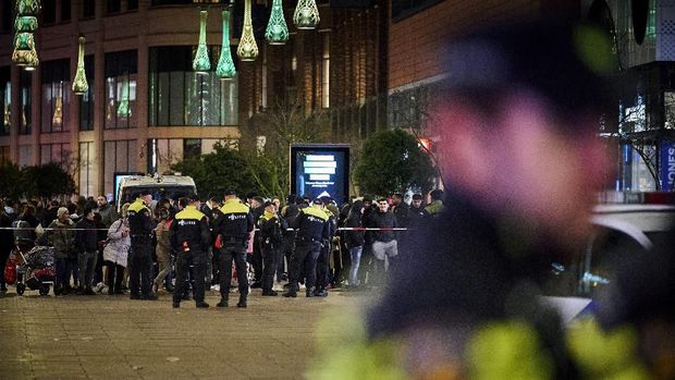 Polisi Belanda berjaga di sekitar lokasi penyerangan di Den Haag