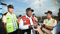 Menurut Wamen Wempi, pembangunan jalan layang ini sebagai usaha untuk meningkatkan kegiatan perekonomian di Kota Palu dan meningkatkan konektivitas masyarakat Palu. “Untuk itu perlu tersedianya aksesibilitas dan mobilitas yang memadai dari pusat-pusat perindustrian menuju pelabuhan dan jalur distribusi lainnya sehingga akan memudahkan para pelaku usaha dan meningkatkan kegiatan perekonomian setempat,” ujar Wamen Wempi.Foto: Dok. Kementerian PUPR