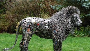 Kebanyakan sampah logam yang ia gunakan seperti sekrup, suku cadang mobil, dan lainnya. Foto: Bored Panda