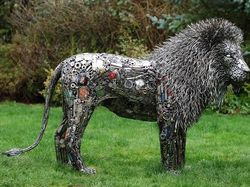 Keren! Saat Seniman Sulap Sampah Jadi Karya Menganggumkan