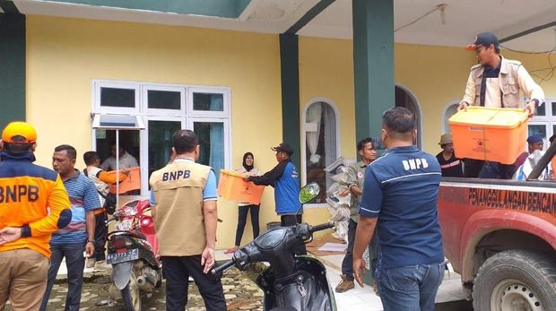 BNPB Terus Kirim Tambahan Bantuan untuk Korban Banjir Bandang Solok Selatan