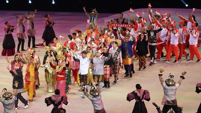 Athletes and officials from Indonesia march during the opening ceremony of the SEA Games (Southeast Asian Games) at the Philippine Arena in Bocaue, Bulacan province, north of Manila on November 30, 2019. (Photo by TED ALJIBE / AFP)