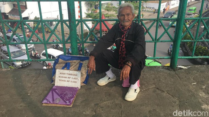 Viral Kakek Penjual Jasa Timbang Badan di Stasiun Bogor, Ini Sosoknya