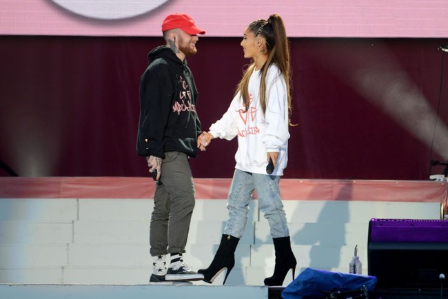 Setelah dua tahun pacaran, hubungan cinta tersebut kandas di tengah jalan. Semakin tragis ketika Mac Miller meninggal karena keracunan obat. Meski Mac bukan pacarnya lagi, Ariana merasa sangat terpukul karena berita duka tersebut. (Foto: Getty Images/Dave Hogan for One Love Manchester)