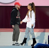 Setelah dua tahun pacaran, hubungan cinta tersebut kandas di tengah jalan. Semakin tragis ketika Mac Miller meninggal karena keracunan obat. Meski Mac bukan pacarnya lagi, Ariana merasa sangat terpukul karena berita duka tersebut. (Foto: Getty Images/Dave Hogan for One Love Manchester)