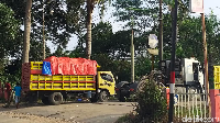 Antrean yang terjadi cukup panjang hingga ratusan meter. Truk-truk medium hingga besar berjajar di bahu jalan, bahkan ada yang sampai menutupi area depan rumah warga. Foto: Luthfi Anshori/detikOto