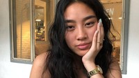 In Situ menceritakan tentang hubungan seseorang tanpa ada respons sama sekali yang tersisa adalah perasaan putus asa. Mezzaluna memoles lagu tersebut dengan genre jazz, neo-soul, dan alt-pop. Foto: Instagram Mezzaluna