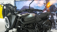 Pabrikan motor asal Swedia Husqvarna merilis satu motor baru di gelaran IIMS Motobike Expo, di Istora Senayan, Jakarta, Jumat (29/11/2019). Svartpilen 701 resmi diperkenalkan dengan harga Rp 331,3 juta (off the road). Foto: Ridwan Arifin/detikOto
