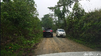 Jalanan di Samboja memang sudah diaspal, namun belum semulus jalan nasional. Ditambah kontur jalanan di Samboja naik-turun, berkelok-kelok, dan tidak terlalu lebar, sehingga butuh kewaspadaan bagi pengemudi karena banyaknya blind spot. Foto: Luthfi Anshori/detikOto