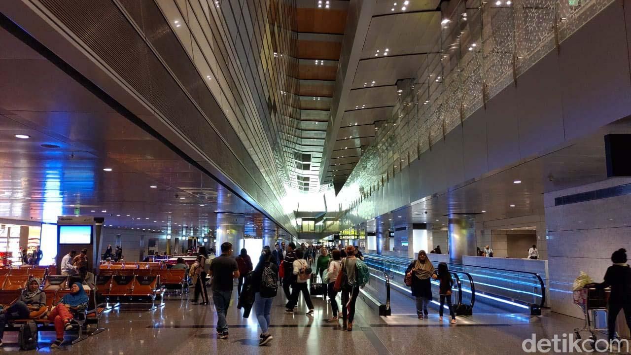 Bandara Internasional Hamad (HIA) punya kereta layang yang mondar-mandir di dalam terminal bandara. Bentuk kereta tersebut sangat futuristik.