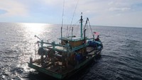 Selanjutnya, kapal beserta awaknya dikawal ke Satuan PSDKP Langsa Aceh untuk proses hukum oleh Penyidik Pegawai Negeri Sipil (PPNS) Perikanan. Pool/Kementerian Kelautan dan Perikanan.