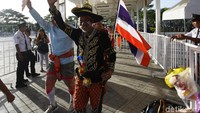 Warga datang dengan memakai pakaian tradisional.