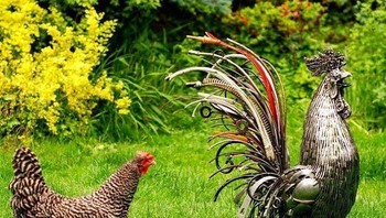 Ayam asli dan yang palsu. Foto: Bored Panda