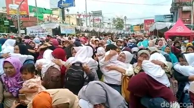 Gelar Acara Anak Basuh Kaki Ibu, Polresta Sukabumi Raih Rekor Dunia