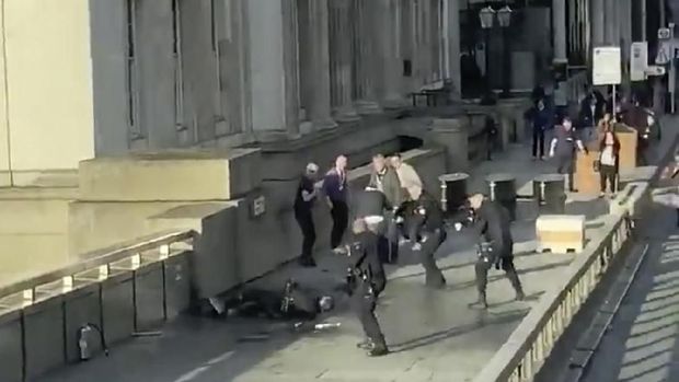 Momen saat pelaku serangan teroris di London Bridge dilumpuhkan warga dan polisi