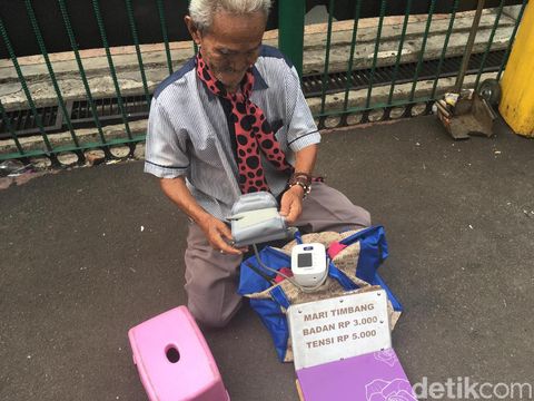Abah Toing tidak pasang tarif terlalu mahal. Cukup Rp 5.000 untuk timbang badan dan Rp 3.000 untuk ukur tensi.
