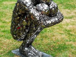 Keren! Saat Seniman Sulap Sampah Jadi Karya Menganggumkan