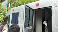 Usai mendaftar, vaper diarahkan mengantri di mobil rontgen yang sudah disediakan laboratorium klinik. (Foto: Firdaus Anwar/detikHealth)