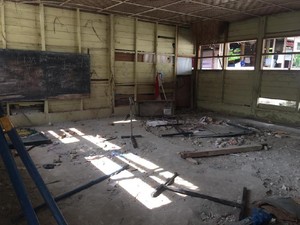 Miris! Murid SD di Polman Belajar di Kelas yang Nyaris Ambruk