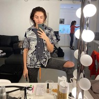 Inilah foto selfie yang menjadi kontroversi tersebut. Tampak perempuan berusia 18 tahun berpose di depan cermin, memodelkan kemeja Dior sambil memegang vape di salah satu tangannya. (Foto: Instagram/@thylaneblondeau)