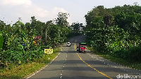 Sementara untuk situasi lalu lintasnya, memang tidak semacet ibu kota Jakarta. Sebab populasi kendaraan pribadi di sini belum terlalu banyak. Mobil, motor, dan angkutan umum jadi pilihan masyarakat untuk menjalani aktivitas sehari-hari. Foto: Luthfi Anshori/detikOto
